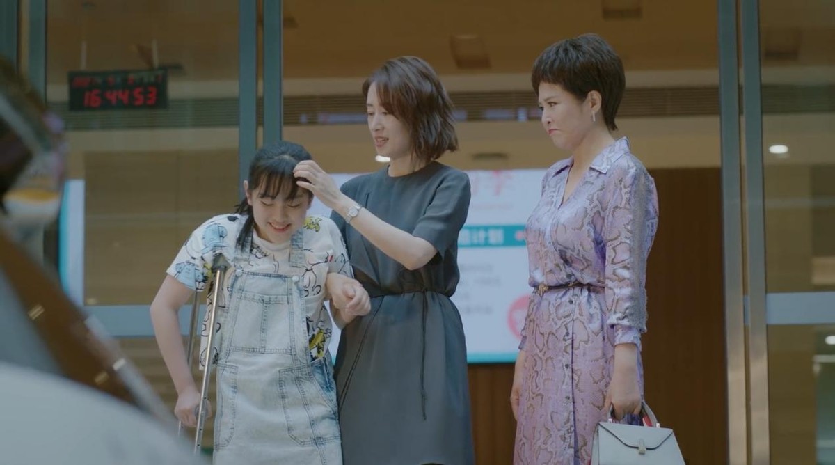 相差13岁演隔代，岳母女婿同框出镜，是女婿太老气还是岳母太年轻