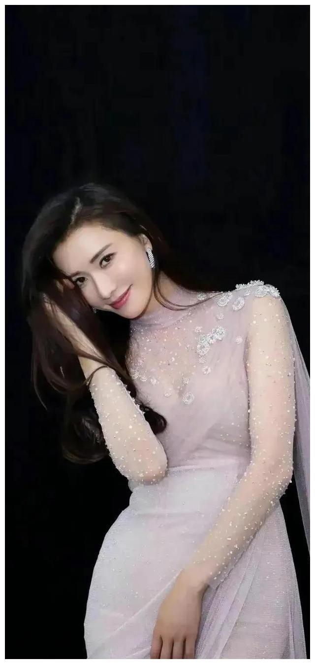 疯狂|突然明白美女明星出门为啥要专人保护,真有人会做出奇葩的事情来