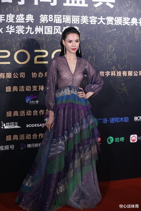 二月二 李若彤身穿紫色细闪裙，依稀可见“小龙女”风采，魅力不减
