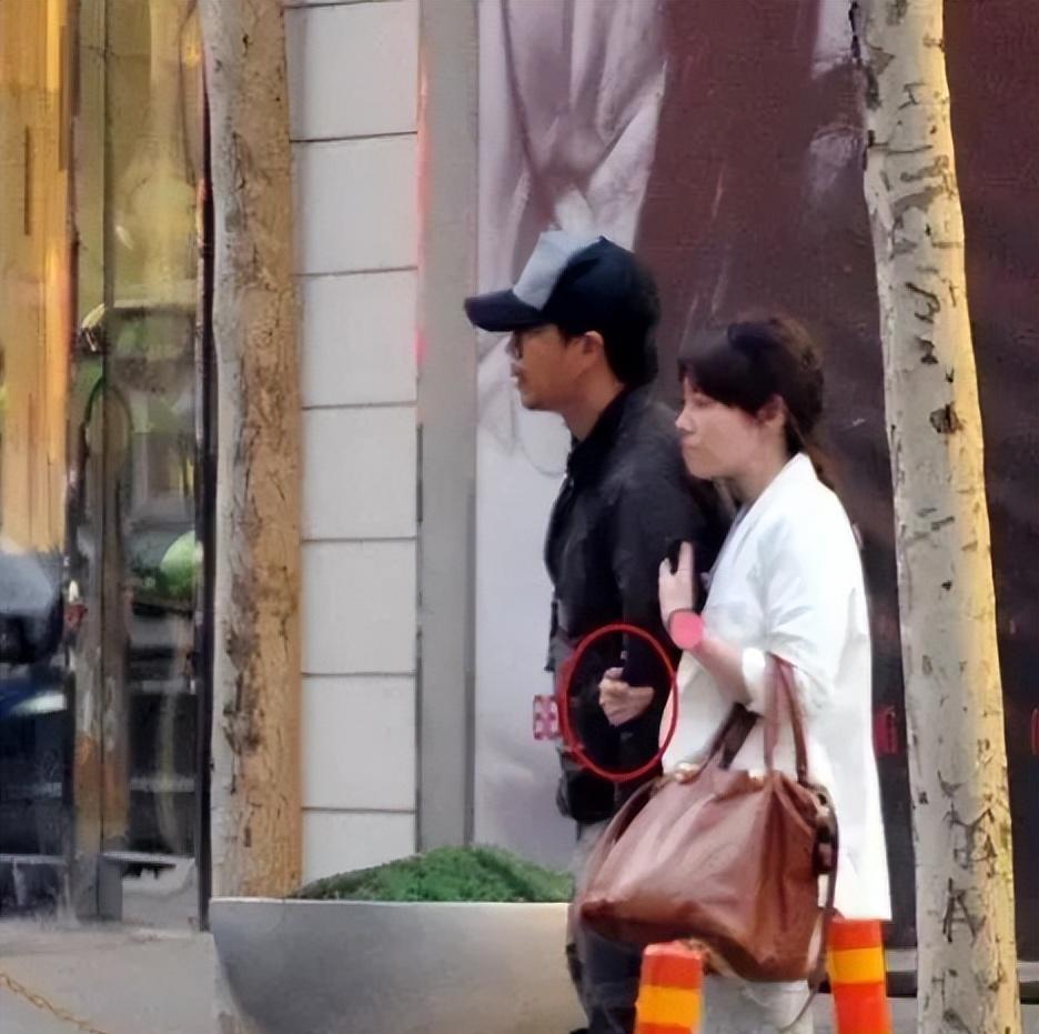 段奕宏|段奕宏日籍娇妻外出看展，42岁皮肤雪白身材好，一双长腿十分抢镜