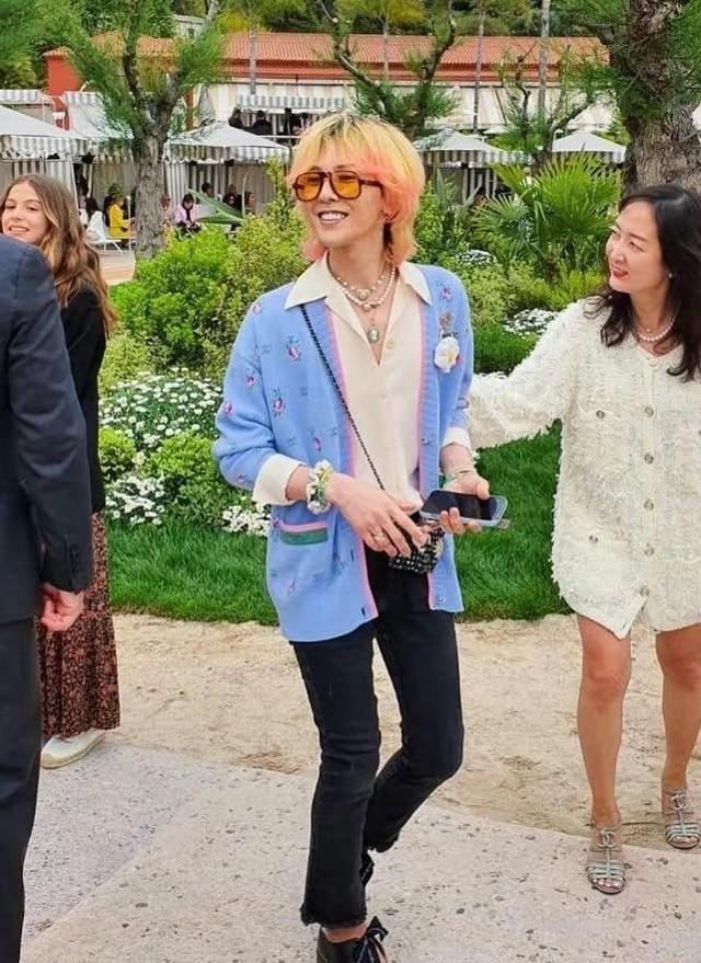 权志龙|权志龙久违现身看秀，与中国名模合照，瘦脱相粉丝表示心疼