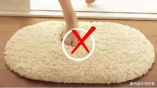 还在门口放“脚垫”?又脏又土气,学学年轻人的做法,美观又干净