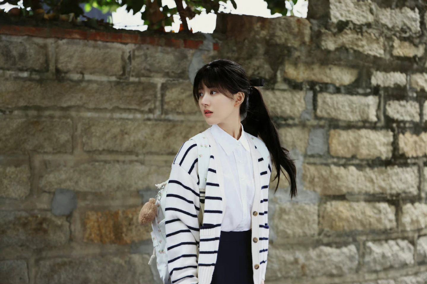 赵露思|赵露思也太甜了吧？穿校服扮演女高中生，《偷偷藏不住》造型抢眼