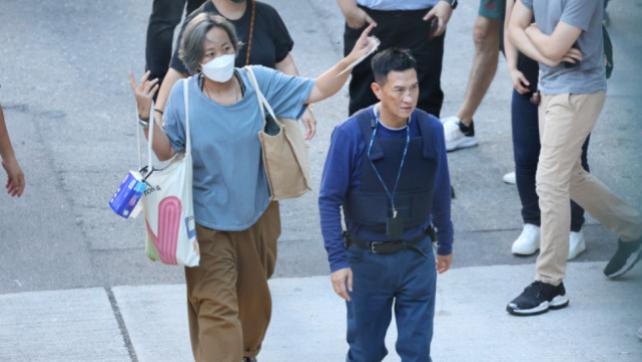 张家辉|张家辉脚伤痊愈现身街头拍摄枪战 梁洛施复出状态好不用替身