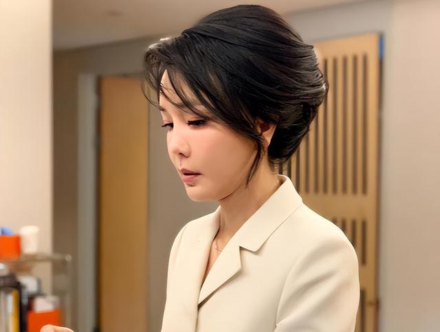 粉底液 50岁韩国第一夫人金建希，五官僵硬颜值出圈，年过半百却肤白貌美
