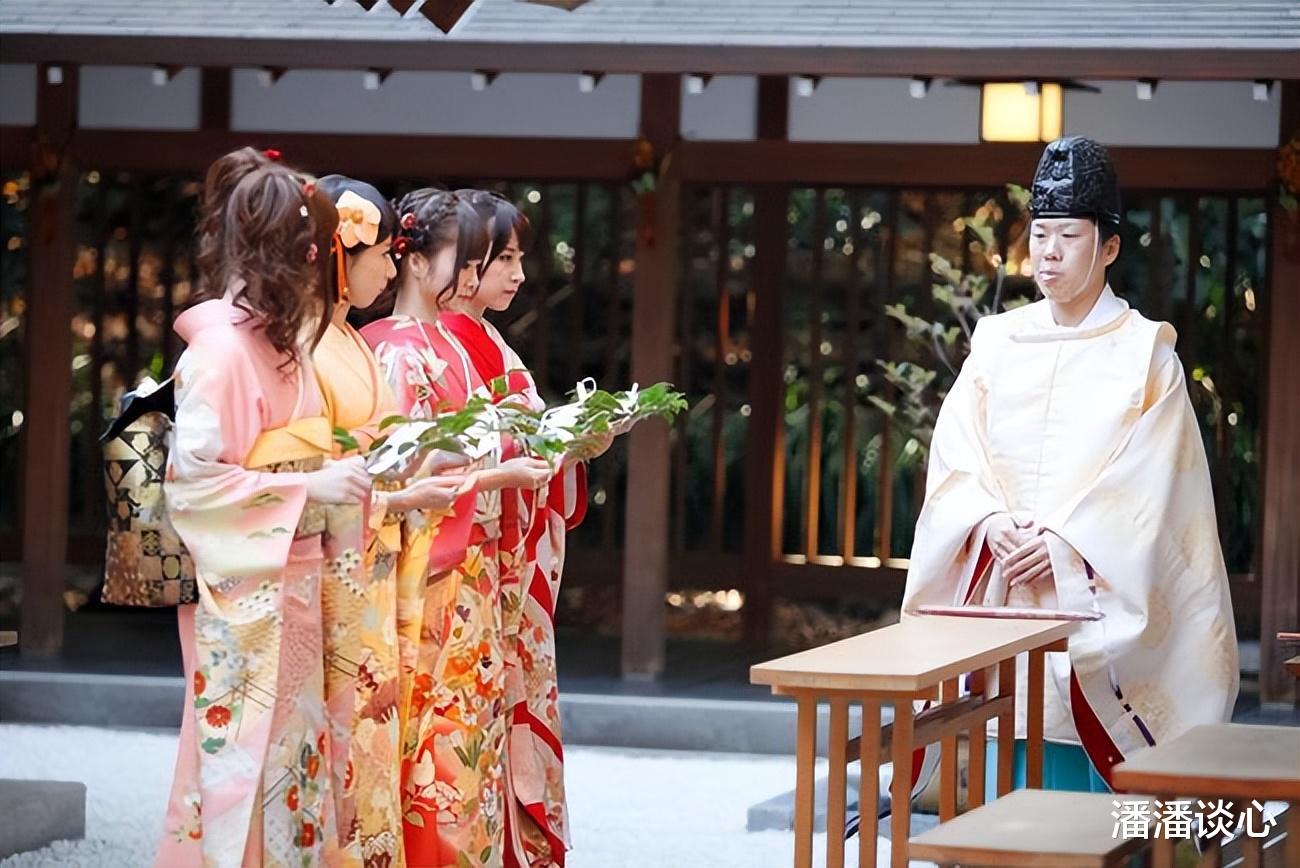 日本女子“新婚之夜”,涂黑牙还剃光眉毛,网友:还好没出生在那