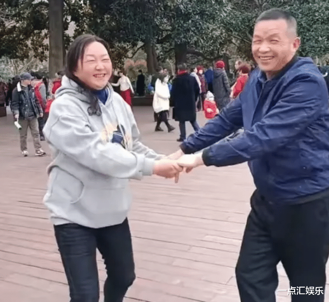 宋小女|“都是钱惹的祸”，网友斥责宋小女表里不一，儿子回应为母讨公道