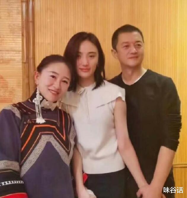 李亚鹏|51岁李亚鹏又当爸？陪女友产检“甩手”被嘲，双方无交流“不熟”