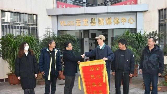 大理|礼尚往来!《有风》剧组给大理一取景地赠送锦旗,一送就是16面