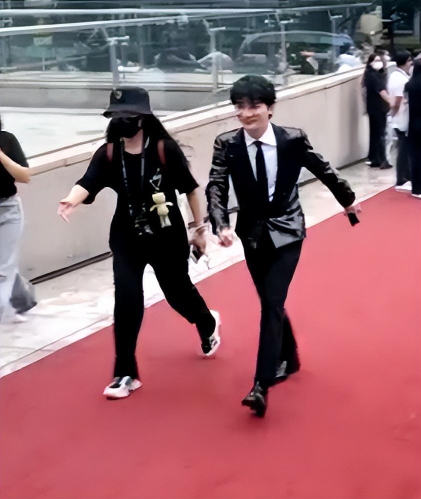 明星|明星走红毯排场真大，多名助理开道、搀扶，这是皇帝太后驾到？