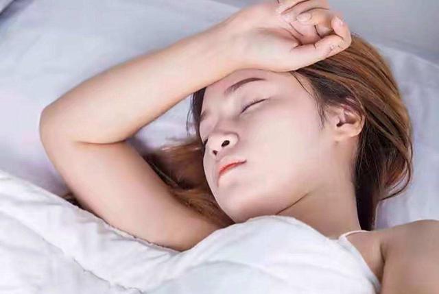 回顾:半夜女子醉酒闯进男邻居家,鞋子一登,男子:还指挥我倒水