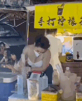 广西“风骚老板娘”袒胸露臂被围拍！网友：太惹火忍不住...