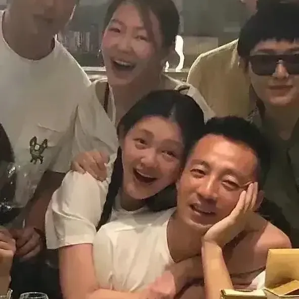 大S|大S和前任汪小菲逛街从来没有穿过吊带，而她和现任每次出去都是盛装打扮