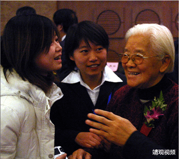 她登上过开国大典城楼,1955年被关押入狱,丈夫曾是中组部部长