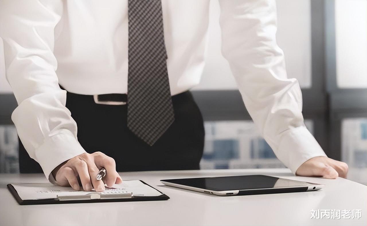 |给别人发烟，别人当场直接丢到垃圾箱，这是什么心态？我该咋办