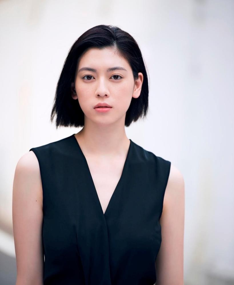 靠短发赢得辨识度，人美又会打扮，难怪“三吉彩花”成周董mv女主