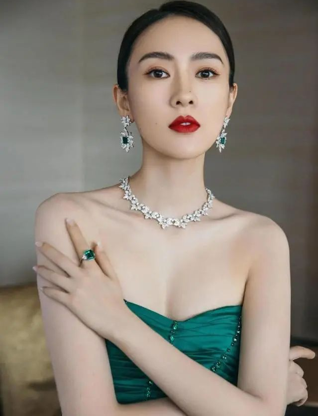 章子怡|童谣凭实力去掉了“小章子怡”的标签,活出自我