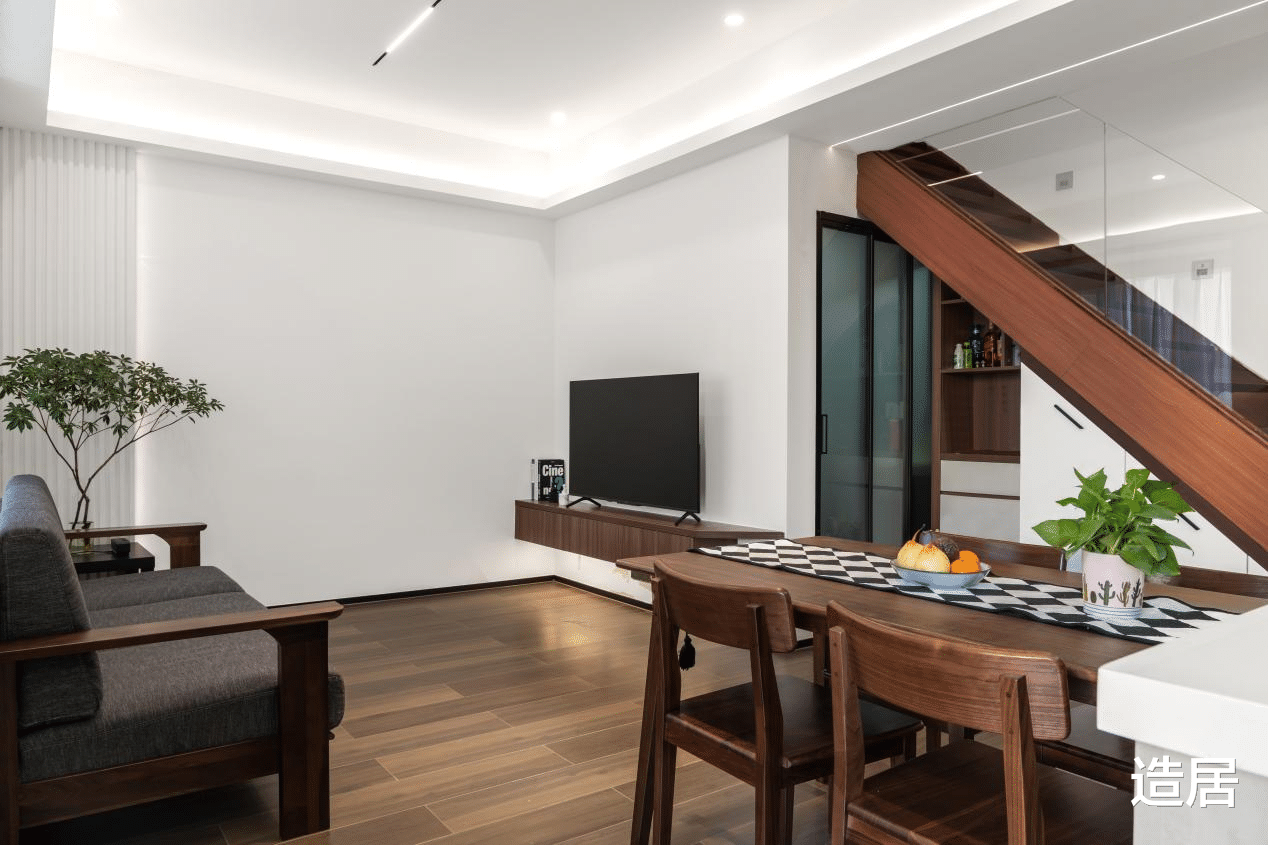 这套90㎡复式三居室,满屏皆是阳刚之气