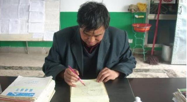 杭州|杭州：大学老师板画登上热搜，得到学生好评，网友：这是高手