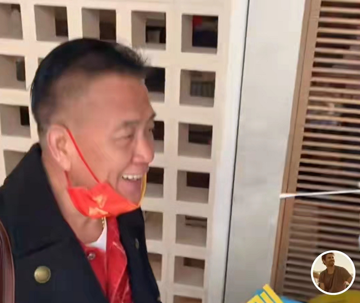 万梓良|64岁万梓良近况惹担忧,戴大金链子做核酸,瘫倒在沙发上疑似头晕