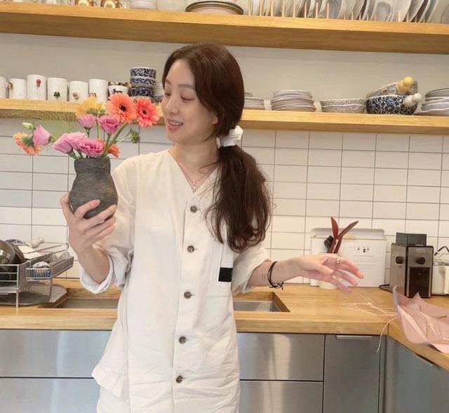 郑丽媛|金三顺最美女二郑丽媛,曾因劈腿受争议,如今40岁活成了女王