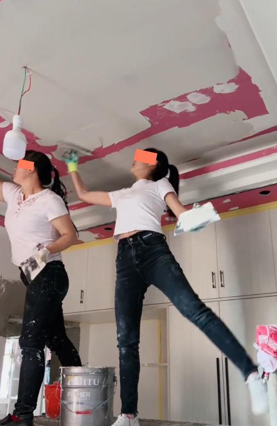 双胞胎姐妹在工地做装修工，包工头：好好干，以后我给你们找婆家