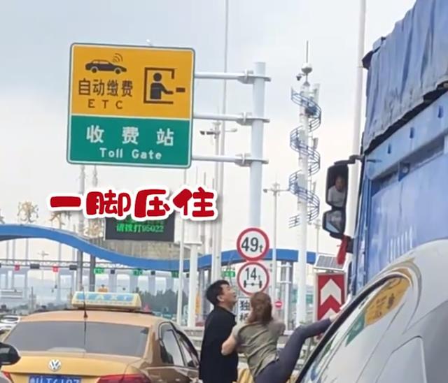 山东男子与货车司机因堵车发生争执，当场下车互怼，妻子一招终结