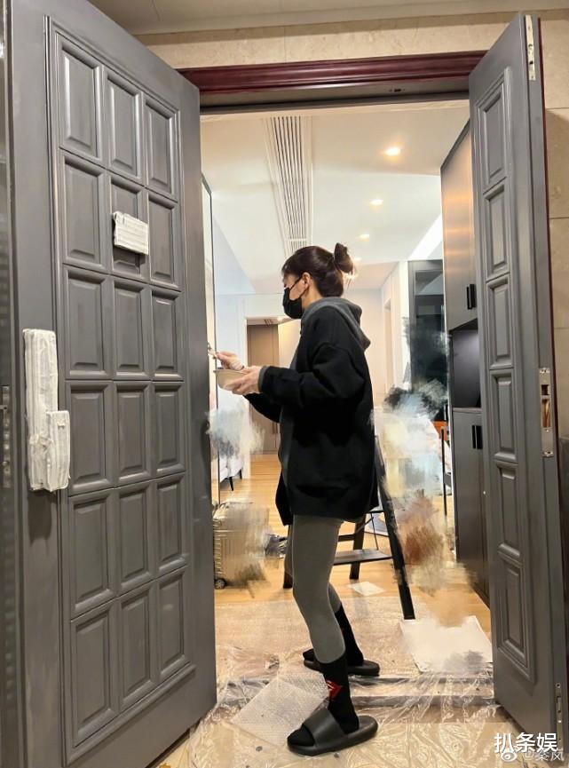 秦岚|42岁秦岚变油漆工,亲自动手刷门干活利索,脚上男士大拖鞋抢镜
