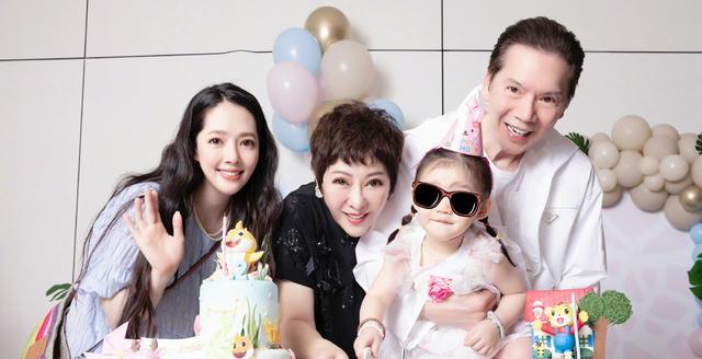 向太|郭碧婷二胎首秀遭质疑后，向太霸气为儿媳撑腰，力证全家幸福美满