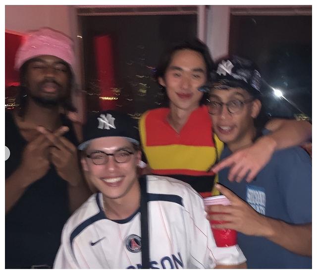 林依轮|林依轮儿子放飞自我！将外国女友扣怀里摸腰，女方不穿内衣惹争议