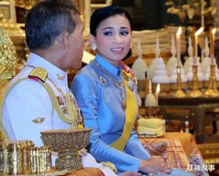 诗妮娜|泰王新女友一脸稚气，“小胡子”实在抢镜，地位一跃超过诗妮娜