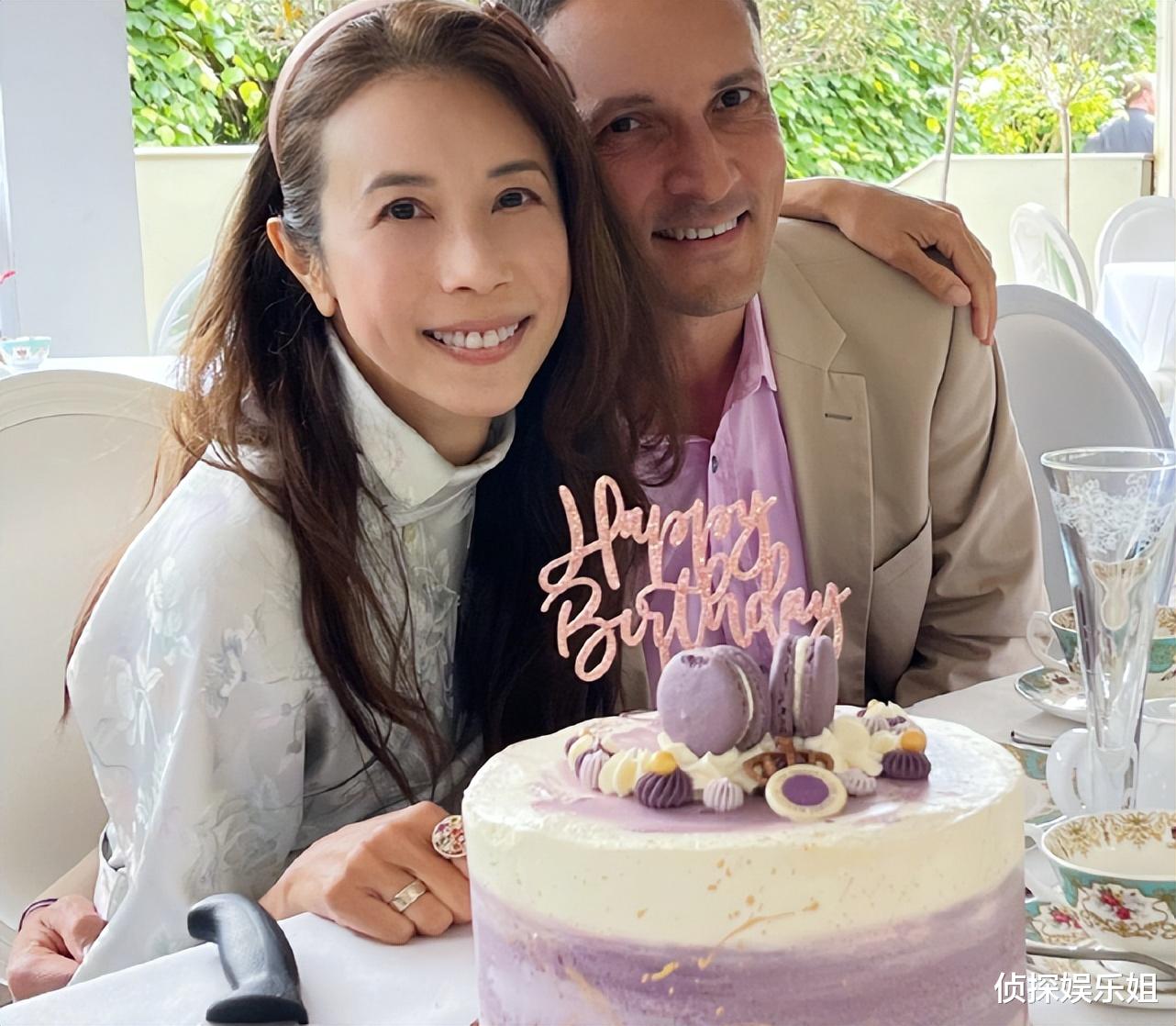 关晓彤|莫文蔚大年初六晒开工照,52岁自信秀素颜,妆前妆后差别明显