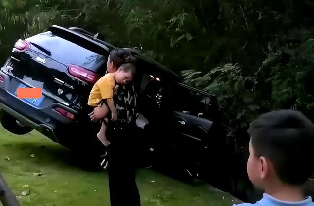 女子跟开车的丈夫吵架,丈夫一怒之下把车开到沟里:妻贤夫祸少!