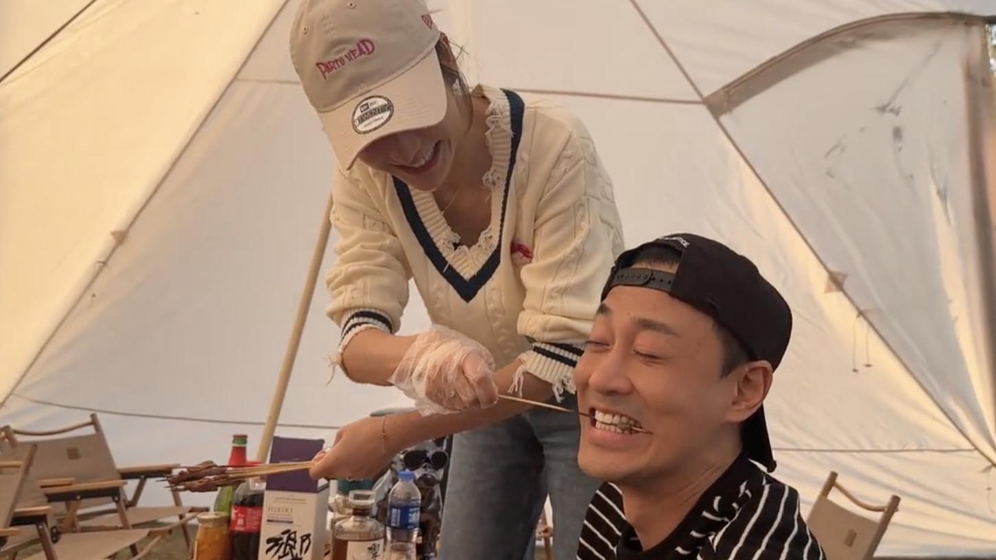 林峰|张馨月晒露营视频，与林峯互相投喂，被老公搂在怀里高调秀恩爱