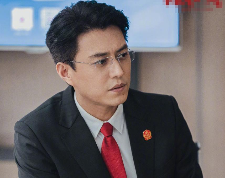 靳东|45岁靳东打网球被偶遇!两鬓有明显白发,主演《底线》获好评