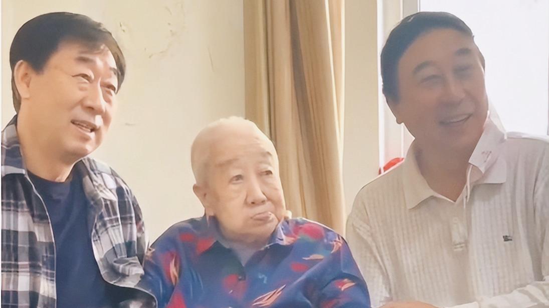 冯巩|重阳节冯巩去探望三姨，意外暴露显赫家世，网友评价：全家人共用一张脸