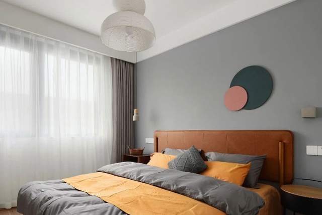 80平现代风复式住宅楼梯下定制玄关柜,白橙粉三色设计温暖而幸福