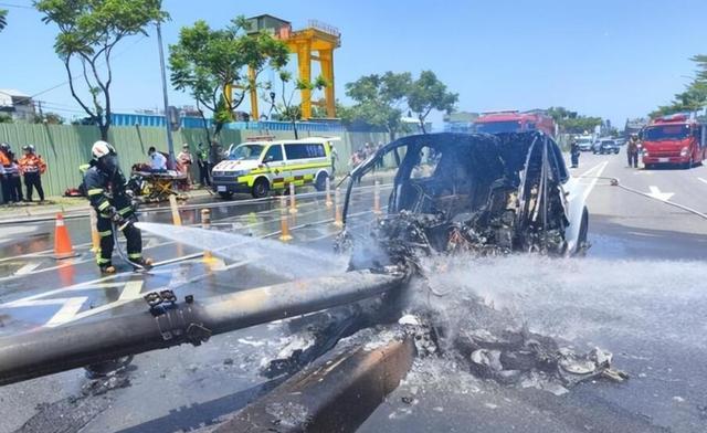 林志颖|林志颖父子车祸现场，特斯拉起火浓烟漫天，专业赛车手也难逃车祸