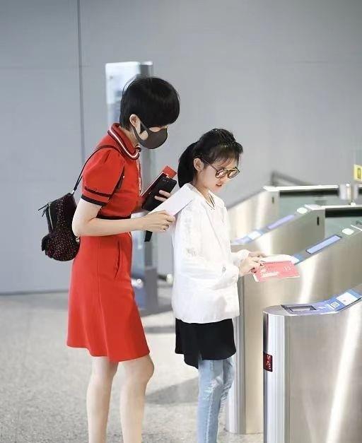 陆毅|陆毅一家三口罕走机场,身材爆肥好油腻,老婆素颜变大妈脸