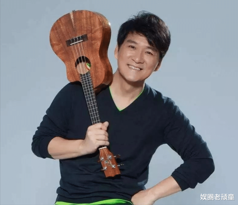 周华健|周华健与儿子同框，因长得太成熟，一时竟分不清谁是儿子谁是爹