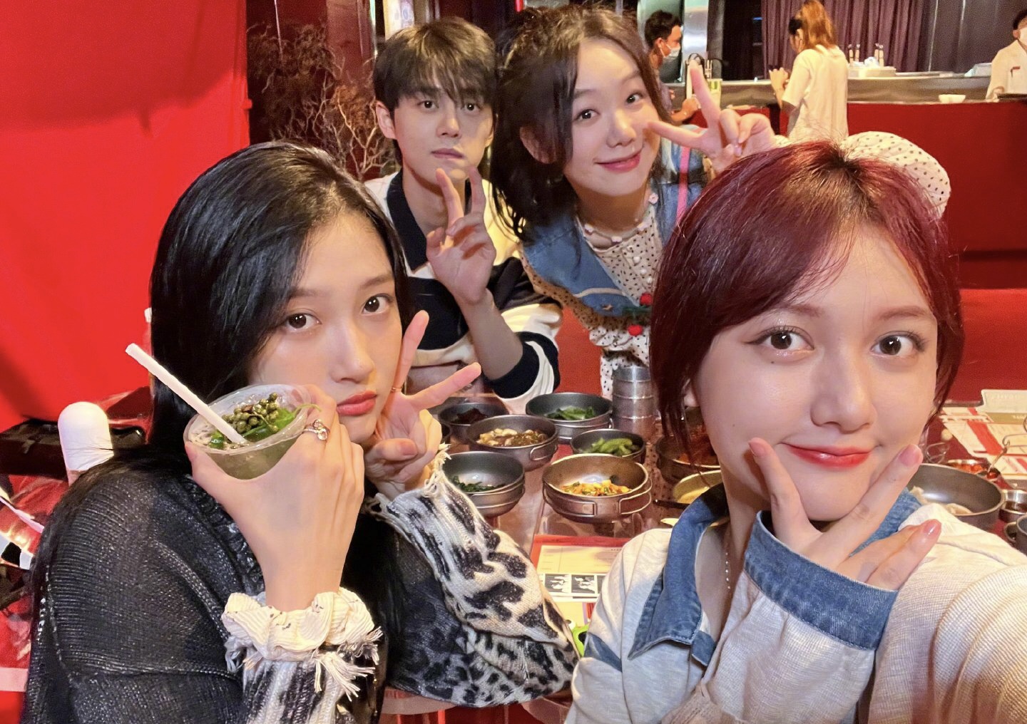 关晓彤|关晓彤豹纹黑丝打卡欧阳娜娜展览,遭到网友吐槽,说实话不丑啊