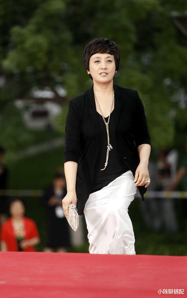穿衣搭配 邓婕真不像60多岁的人，妆容不浓衣服也不扮嫩，但是却很美