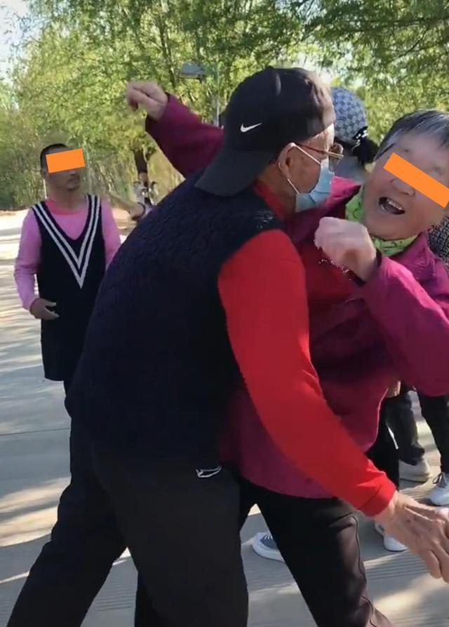 公园里,大爷和大妈热情地跳广场舞,引发网友热议