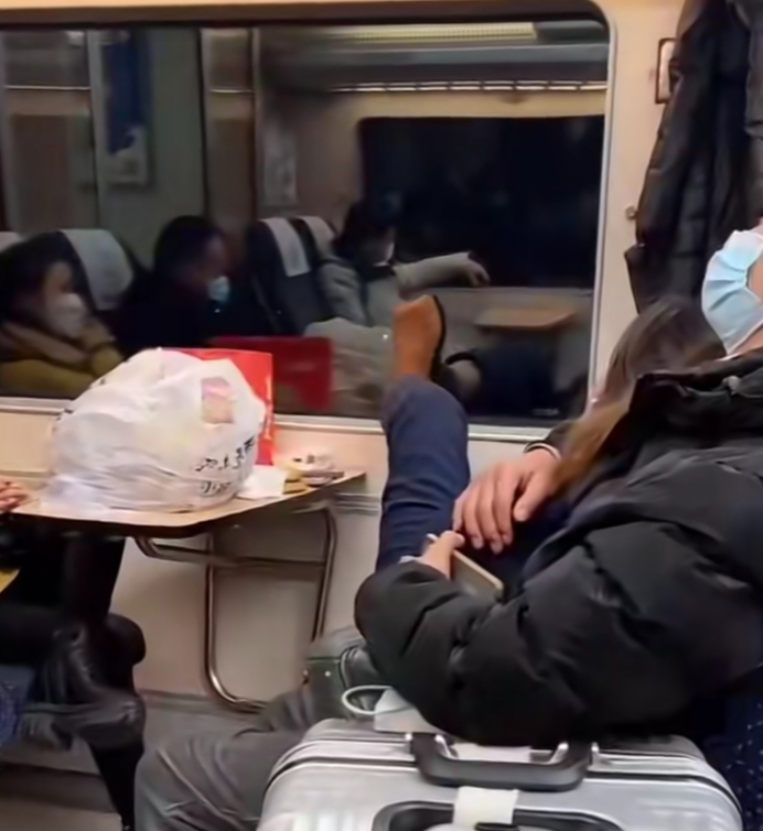 女子高铁上做出不文明的行为,旁人阻止没法后反而理直气壮的事件引人热议