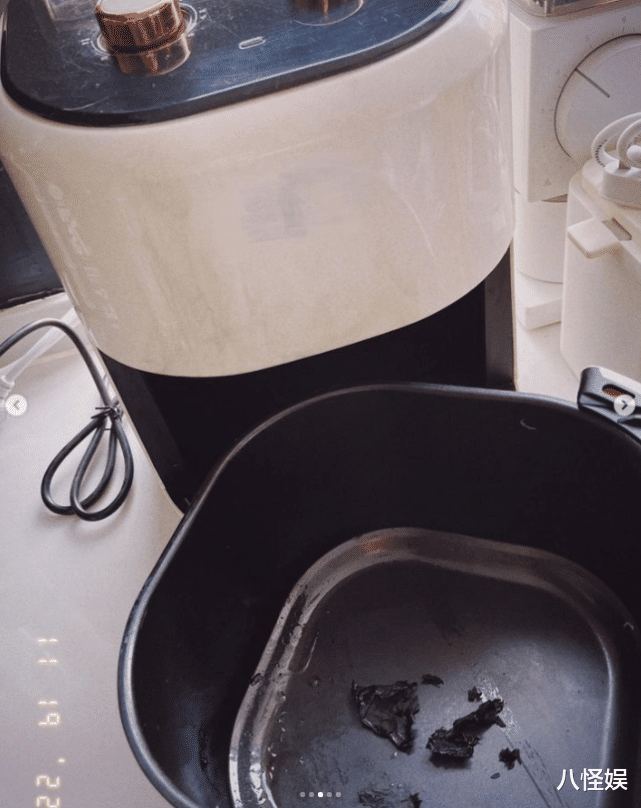 刘恺威|刘恺威官宣恋情后首秀恩爱,下厨做美食烧坏锅,获李晓峰贴心安慰