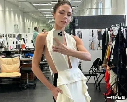 刘亦菲|48岁贝嫂晒近照,穿吊带长裙秀身材!手臂好细,骨感冻龄女神