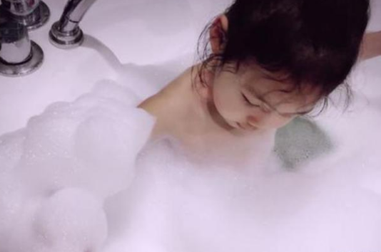 李嘉欣|港姐李嘉欣和8岁儿子共浴,网友:亲情要有界限才更美,不要给孩子带来伤害!