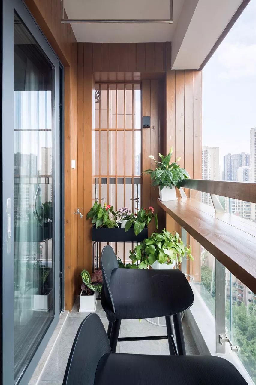 阳台靠窗装个小吧台，喝茶观景，真是不要太惬意！