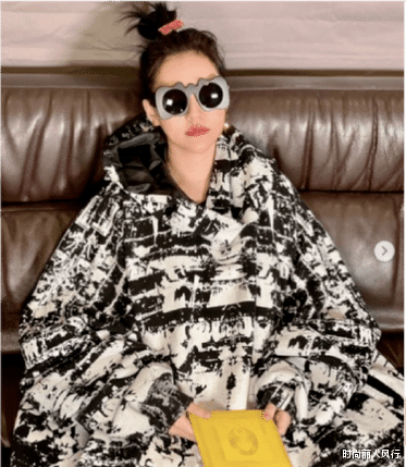 小S|小s大跳热舞迎接具俊晔回家!“光头造型”穿休闲装,比大s还兴奋