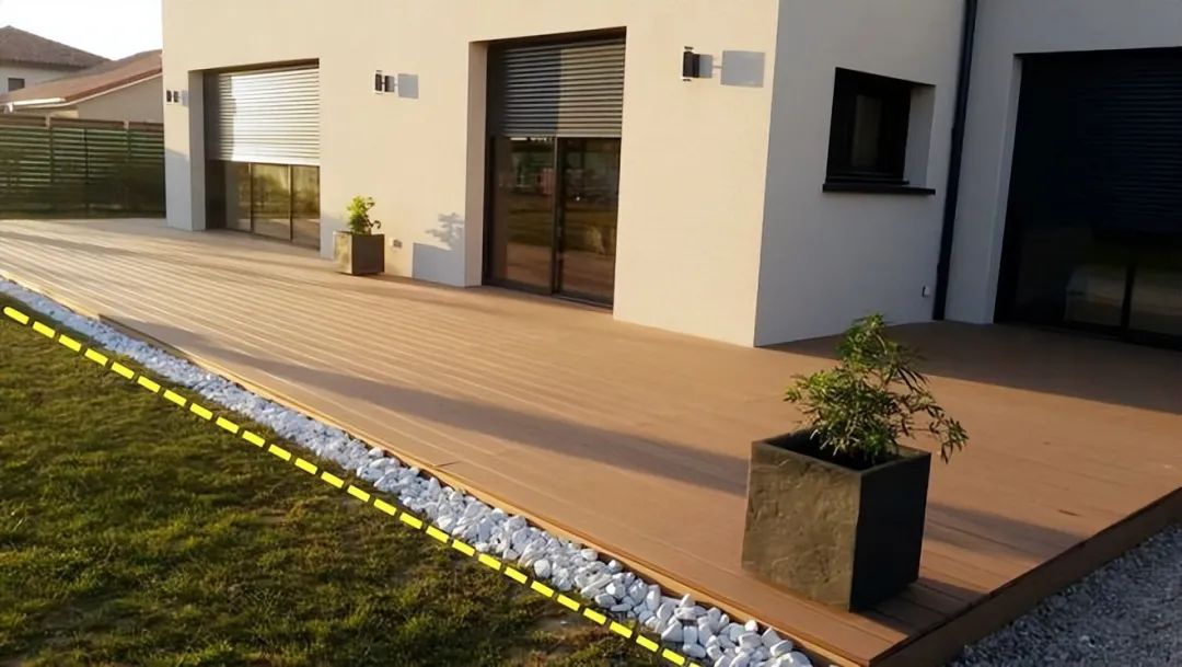 院子别再单纯铺甲板,这样拼接点别的,颜值更高,后期也不担心被堵